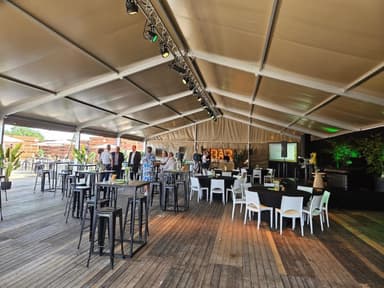 Ingerichte aluhal met statafels bij GWW Houtimport