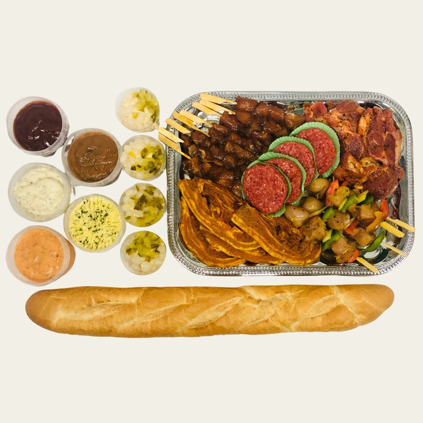 Barbecue Menu Stroe met vlees, salade, sauzen en stokbrood